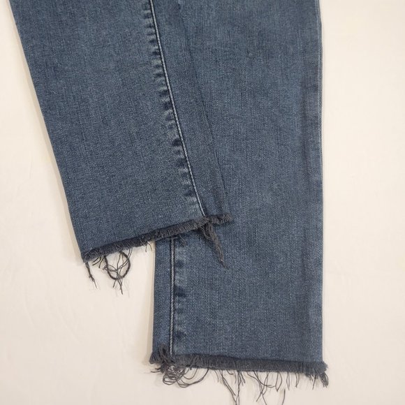 FRAME Denim Mid Rise Skinny Raw Hem Knee Tear Jean in Gifford Dark Wash - Picture 9 of 12